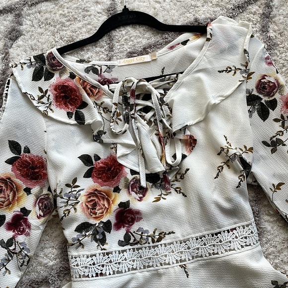✨Floral Flowy Top✨ - Picture 2 of 7